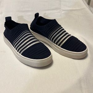Size 6 Bandolino stretchy slip on shoes!